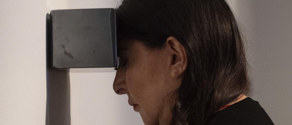Was hinter dieser Stirne wohnt. Marina Abramović vor ihrem Kunstwerk „Black Dragons“ in London. 
