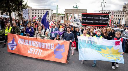 Teilnehmer der bundesweiten Bildungsproteste halten auf dem Pariser Platz vor dem Brandenburger Tor ein Banner.