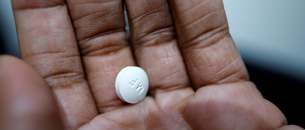 Eine Patientin bereitet sich auf die Einnahme von Mifepriston vor, das erste Medikament in einer medizinischen Abtreibung.