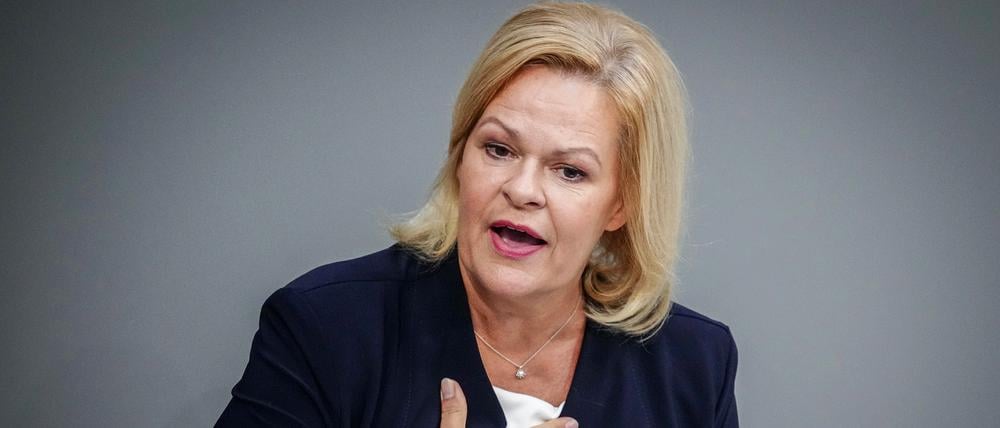 Nancy Faeser (SPD), Bundesministerin für Inneres und Heimat, spricht im Plenum des Bundestags.