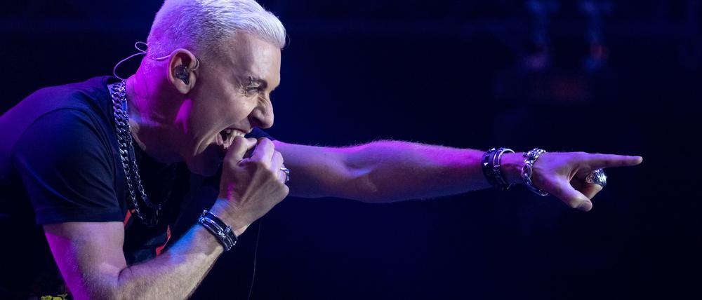 Der Sänger der deutschen Techno-Band Scooter, H.P. Baxxter (Hans Peter Geerdes), steht beim Open-Air-Festival „Rock im Park“ auf der Bühne. Es ist eins der größten Musikfestivals in Bayern.