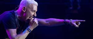 Der Sänger der deutschen Techno-Band Scooter, H.P. Baxxter (Hans Peter Geerdes), steht beim Open-Air-Festival „Rock im Park“ auf der Bühne. Es ist eins der größten Musikfestivals in Bayern.