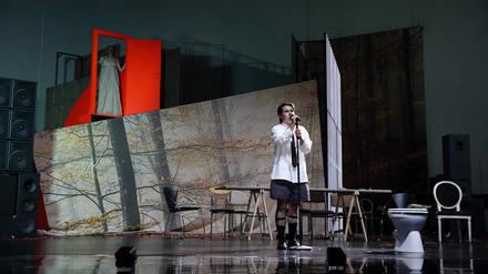 Mareike Beykirch und Jurek Lane Mio Südhoff in der Uraufführung von „Baracke“.