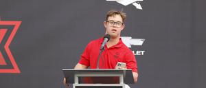 Chris Nikic spricht zur Menge auf dem Daytona International Speedway in Dayton. (Archivfoto)