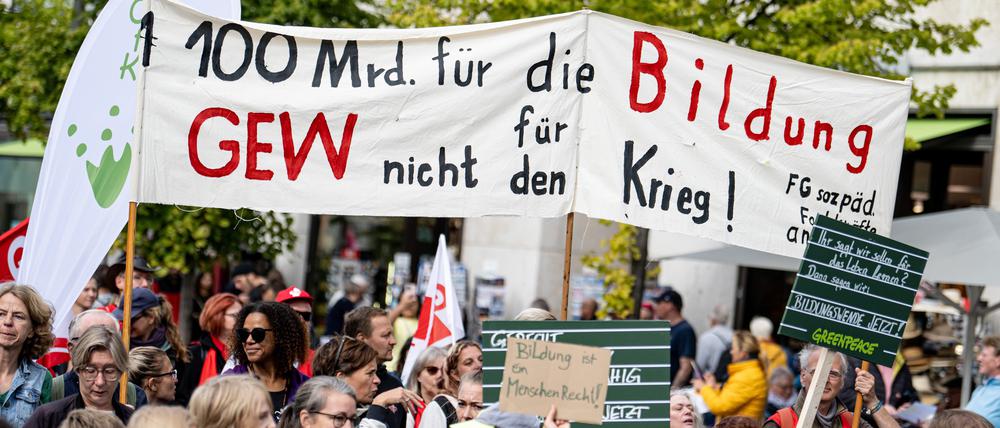 Die Bildungsgewerkschaft GEW hatte in einem Bündnis mit 170 Organisationen zu bundesweiten Demonstrationen für bessere Bildung aufgerufen. 