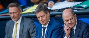 Christian Lindner (FDP), Bundesminister der Finanzen, (l-r) sitzt neben Robert Habeck (Bündnis 90/Die Grünen), Bundesminister für Wirtschaft und Klimaschutz, und Bundeskanzler Olaf Scholz (SPD) auf der Regierungsbank im Bundestag. In einer Regierungserklärung sprach Kanzler Scholz ein Jahr nach seiner Rede zur "Zeitenwende" zum russischen Angriffskrieg in der Ukraine. +++ dpa-Bildfunk +++