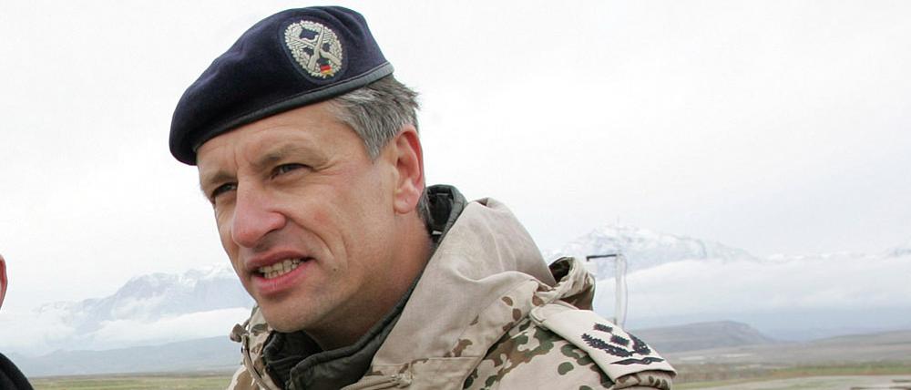 Die Schutzanlage rund um das Gelände des ISAF- Einsatzkontingents zeigt Oberstleutnant Marcus Kurczyk dem SPD-Fraktionsvorsitzende Peter Struck am Dienstag (20.02.2007) in Mazar-e-Sharif in Afghanistan. 