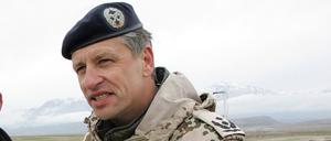 Die Schutzanlage rund um das Gelände des ISAF- Einsatzkontingents zeigt Oberstleutnant Marcus Kurczyk dem SPD-Fraktionsvorsitzende Peter Struck am Dienstag (20.02.2007) in Mazar-e-Sharif in Afghanistan. 