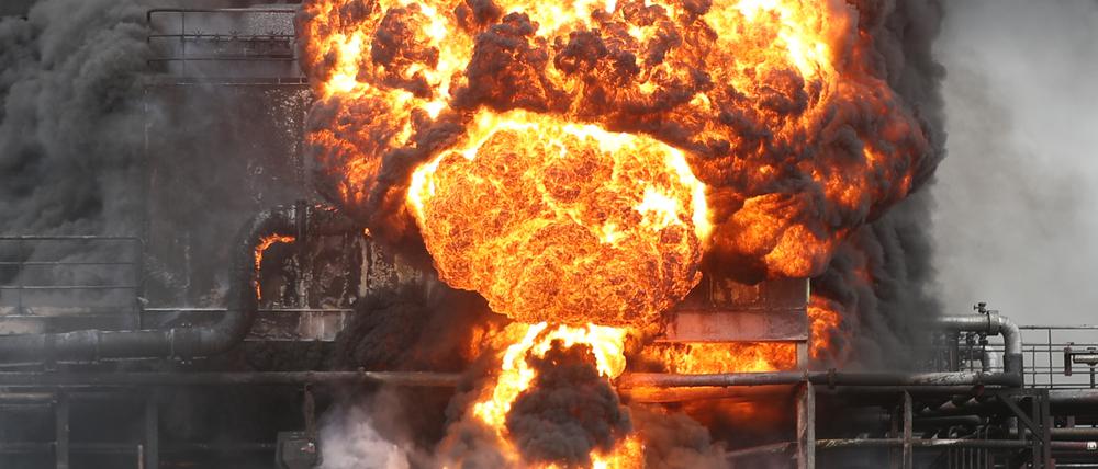 Großfeuer Symbolbild. Ein Feuerball und eine Rauchsäule steigen an Bord eines Frachtschiffs im Hafen der südkoreanischen Stadt Ulsan.