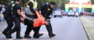 Die Polizei hat eine Blockade von Klimaschutzaktivisten der „Letzten Generation“ beim Berlin-Marathon verhindert