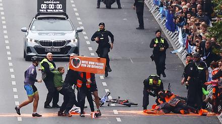 Schnelles Eingreifen. Polizisten und Ordner zogen die Aktivisten von der Straße des 17. Juni.