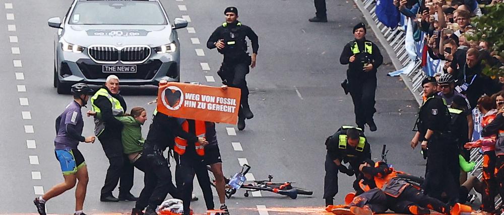 Schnelles Eingreifen. Polizisten und Ordner zogen die Aktivisten von der Straße des 17. Juni.