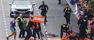 Schnelles Eingreifen. Polizisten und Ordner zogen die Aktivisten von der Straße des 17. Juni.