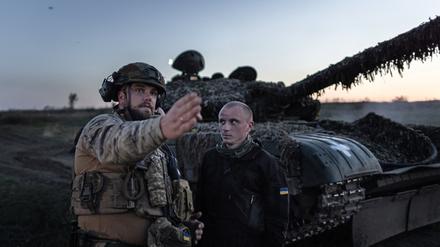 Ein kommandierender Soldat der 22. Brigade der Ukraine gibt bei einer Nachtschießübung vor einem T-72 Panzer Anweisungen.