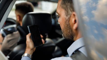 Als Mayer aussteigen will, fordert der Fahrer 40 Euro. Dabei ist die Fahrt längst über die App bezahlt worden.