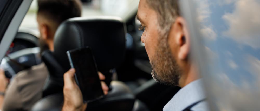 Als Mayer aussteigen will, fordert der Fahrer 40 Euro. Dabei ist die Fahrt längst über die App bezahlt worden.