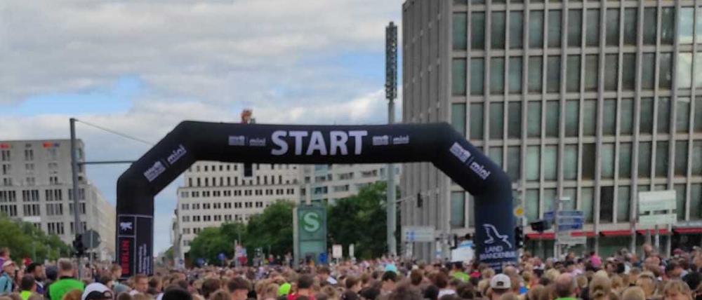 Vor dem Beginn warten die Schüler:innen im Startbereich.