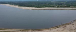 ARCHIV - 16.05.2023, Brandenburg, Cottbus: Blick auf das Gelände des künftigen Ostsees in Cottbus (Luftaufnahme mit einer Drohne). Am ehemaligen Tagebau Cottbus-Nord wurde Mitte April 2019 mit der Flutung begonnen. Der riesige künstliche See soll den Angaben zufolge eine Wasserfläche von 19 Quadratkilometern erreichen. (zu dpa «Oderstadt weist Vorwurf einer Schweigevereinbarung mit Leag zurück») Foto: Patrick Pleul/dpa +++ dpa-Bildfunk +++
