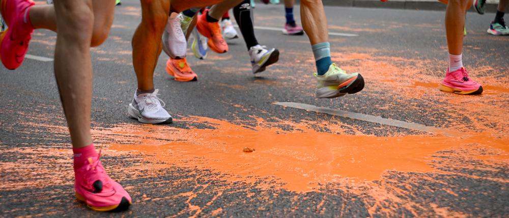 Klima-Aktivisten schütteten orange Farbe auf den Asphalt.