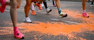 Klima-Aktivisten schütteten orange Farbe auf den Asphalt.
