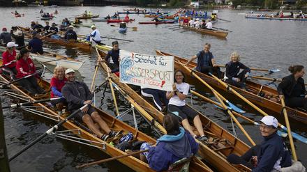 Teilnehmer einer Demonstration schwimmen mit ihren Booten im Köpenicker Becken. Der Treptower Ruderclub hatte zu einer Sternfahrt auf Spree und Dahme aufgerufen, um gegen überfüllte Berliner Wasserstraßen zu protestieren.