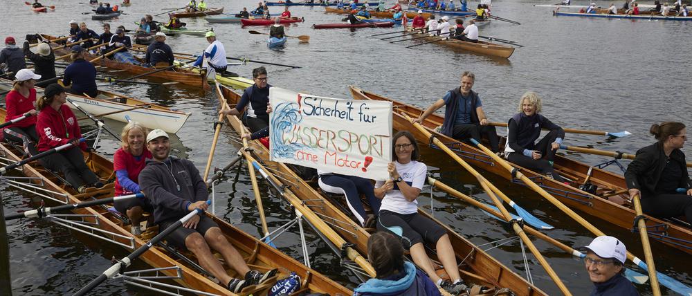 Teilnehmer einer Demonstration schwimmen mit ihren Booten im Köpenicker Becken. Der Treptower Ruderclub hatte zu einer Sternfahrt auf Spree und Dahme aufgerufen, um gegen überfüllte Berliner Wasserstraßen zu protestieren.