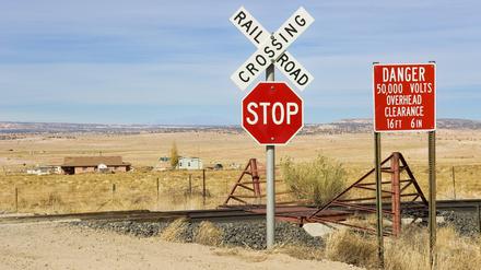 Bahnübergang mit Schildern in Arizona, USA.