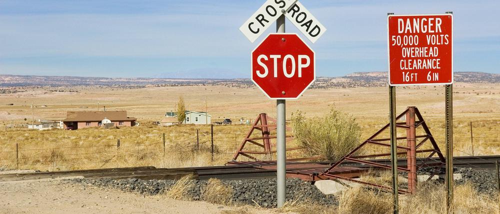 Bahnübergang mit Schildern in Arizona, USA.