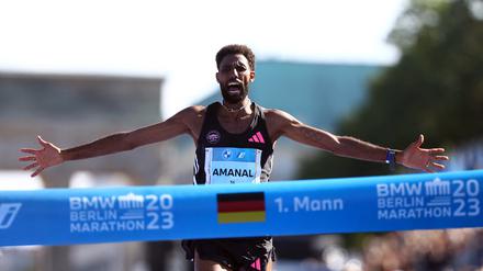 Amanal Petros beim Zieleinlauf.