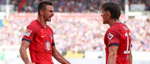 Grund zum Jubel. Smail Prevljak (links) und Fabian Reese erzielten in Kiel zwei der drei Tore für die Berliner.
