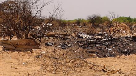Symbolbild: Ein am 28. Juli 2014 veröffentlichtes Bild zeigt Trümmerteile an der Absturzstelle des Air Algerie-Fluges AH5017 in der Nähe der Stadt Goss, nördlich von Bamako, Mali.