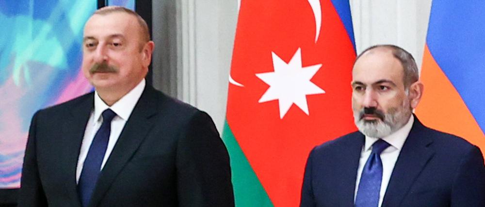 Nikol Paschinjan (Armenien) und Ilham Alijew (Aserbaidschan) bei einem Treffen in St. Petersburg Russland am 26. dezember 2022.