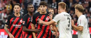 Die Freiburger Verteidiger Lienhart und Keitel haben Respekt vor dem eingewechselten Ignacio Ferri Julia von Eintracht Frankfurt.
