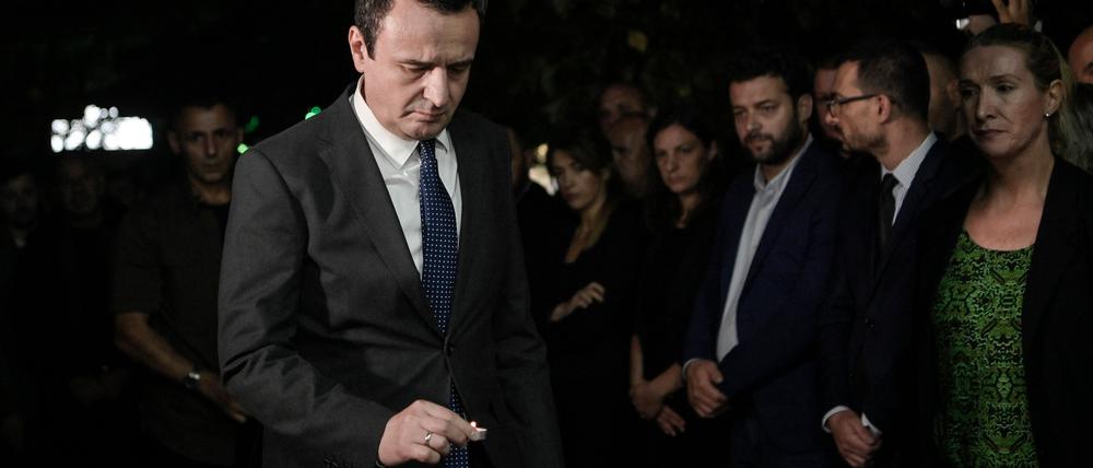 Kosovos Premierminister Albin Kurti am Sonntag bei der Gedenkveranstaltung für den bei dem Angriff getöteten Polizisten Afrim Bunjaku.