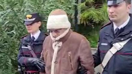 Das Standbild aus einem Polizeivideo zeigt Matteo Messina Denaro (Mitte), Chef der sizilianischen Cosa Nostra, der nach seiner Festnahme von der Polizei begleitet wird (Archivbild).