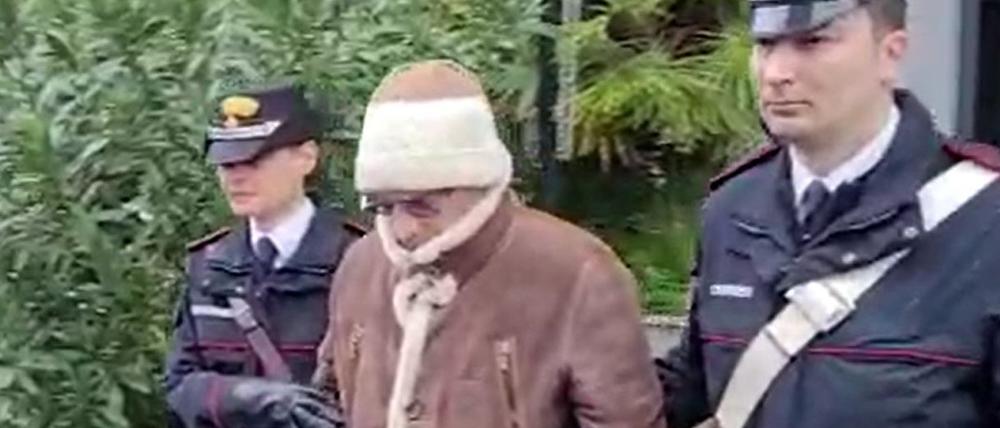 Das Standbild aus einem Polizeivideo zeigt Matteo Messina Denaro (Mitte), Chef der sizilianischen Cosa Nostra, der nach seiner Festnahme von der Polizei begleitet wird (Archivbild).