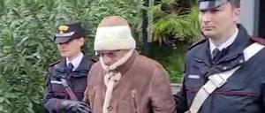Das Standbild aus einem Polizeivideo zeigt Matteo Messina Denaro (Mitte), Chef der sizilianischen Cosa Nostra, der nach seiner Festnahme von der Polizei begleitet wird (Archivbild).