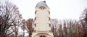 Der Einsteinturm steht zwischen herbstlich belaubten Bäumen im Wissenschaftspark Albert Einstein.