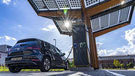 E-Tankstelle auf dem Gelände der ehemaligen Zeche Lohberg in Dinslaken: Der Ladestrom stammt aus erneuerbaren Energien, ein Teil davon aus dem Photovoltaik-Dach der E-Tanke (Symbolbild).
