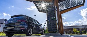 E-Tankstelle auf dem Gelände der ehemaligen Zeche Lohberg in Dinslaken: Der Ladestrom stammt aus erneuerbaren Energien, ein Teil davon aus dem Photovoltaik-Dach der E-Tanke (Symbolbild).
