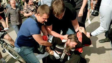 Polizisten in Zivil verhaften einen Kosakenaktivisten in Krasnodar.