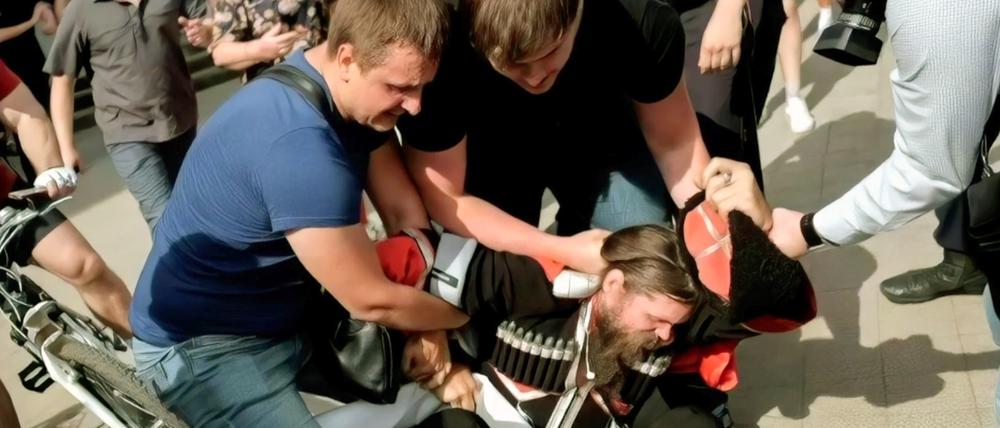 Polizisten in Zivil verhaften einen Kosakenaktivisten in Krasnodar.