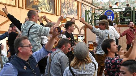 Im Bierrausch. Feiernde im Hofbräu-Festzelt beim 188. Oktoberfest 2023 auf der Theresienwiese.