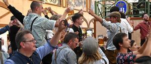 Im Bierrausch. Feiernde im Hofbräu-Festzelt beim 188. Oktoberfest 2023 auf der Theresienwiese.