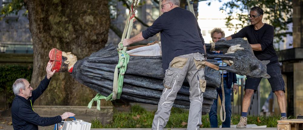 25.09.2023, Nordrhein-Westfalen, Essen: Die Skulptur des Essener Kardinals Franz Hengsbach hängt nach der Demontage vor dem Essener Dom an einem Kran und wird auf einen Lastwagen verladen. Das Bistum Essen hatte mitgeteilt, dass der «gravierende» Verdacht bestehe, Hengsbach könnte in seiner Zeit als Weihbischof in Paderborn eine 16-Jährige sexuell missbraucht haben. Foto: Christoph Reichwein/dpa +++ dpa-Bildfunk +++