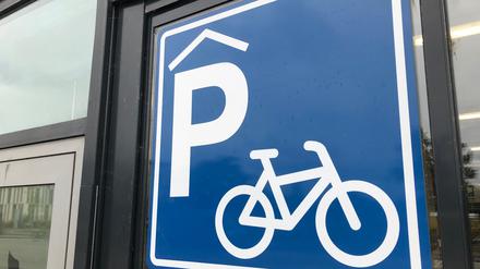 PRODUKTION - 22.09.2023, Brandenburg, Potsdam: Am Hauptbahnhof in Potsdam ist ein überdachtes Fahrradparkhaus eingerichtet. Pläne der Landesregierung zum Neubau von Fahrradparkhäusern in Brandenburg stoßen bei Mobilitätsverbänden auf Zustimmung. (zu dpa «Zahl der Fahrradparkplätze soll deutlich steigen» Foto: Wilhelm Pischke/dpa +++ dpa-Bildfunk +++