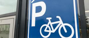 PRODUKTION - 22.09.2023, Brandenburg, Potsdam: Am Hauptbahnhof in Potsdam ist ein überdachtes Fahrradparkhaus eingerichtet. Pläne der Landesregierung zum Neubau von Fahrradparkhäusern in Brandenburg stoßen bei Mobilitätsverbänden auf Zustimmung. (zu dpa «Zahl der Fahrradparkplätze soll deutlich steigen» Foto: Wilhelm Pischke/dpa +++ dpa-Bildfunk +++