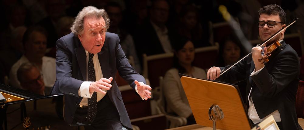 Der Pianist Rudolf Buchbinder leitet das RSB vom Flügel aus. 