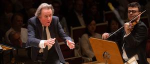 Der Pianist Rudolf Buchbinder leitet das RSB vom Flügel aus.