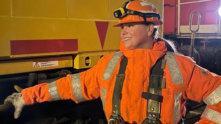 Janin Bleß (31) lässt sich bei der DB Cargo AG zur Eisenbahnerin im Betriebsdienst Fachrichtung Lokführer und Transport ausbilden.